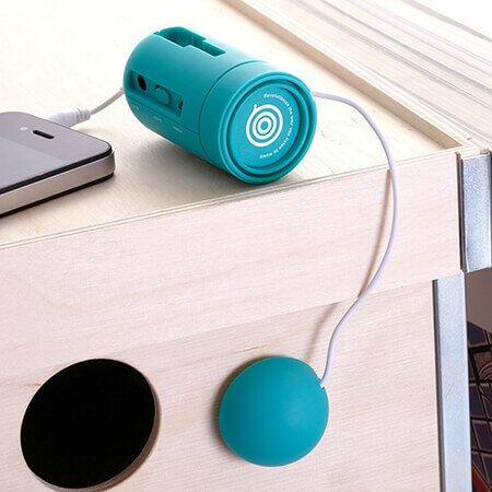 Виброколонка X-Vibe играет через стол